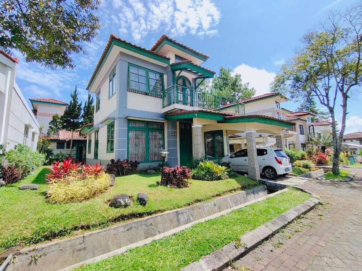 Villa Semesta Cikundul ภายนอก รูปภาพ