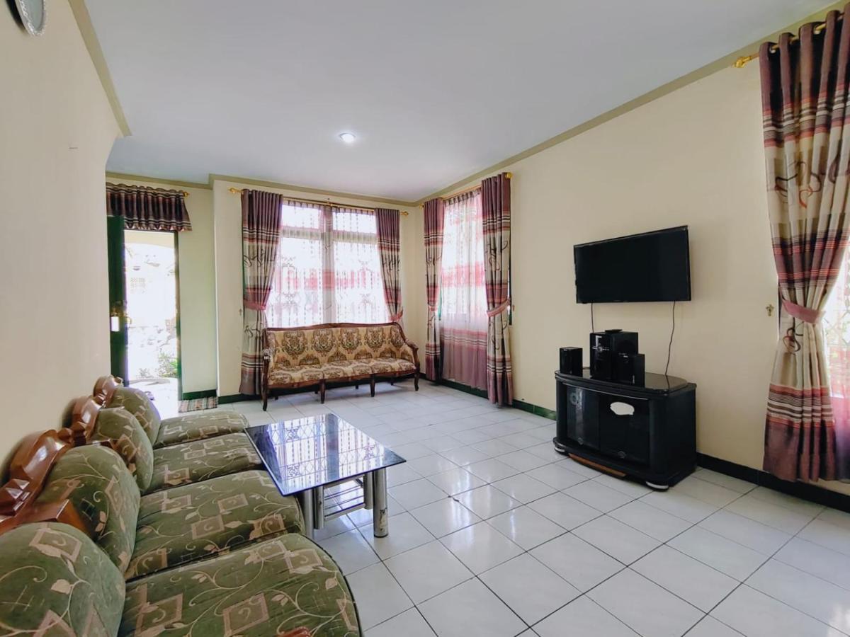 Villa Semesta Cikundul ภายนอก รูปภาพ